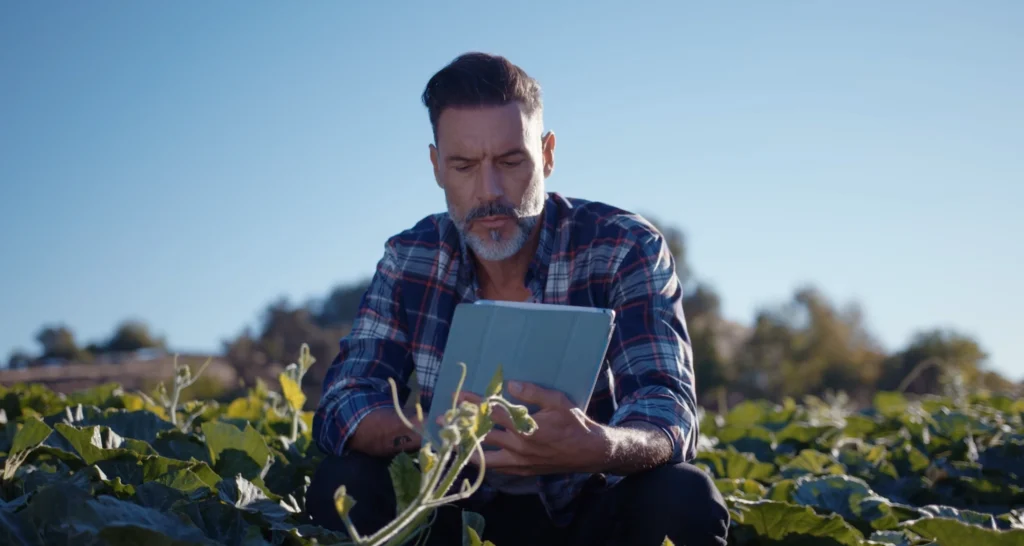 Agricultor utilizando inteligencia artificial para la planificación de cultivos SIEMBRA Andalucía