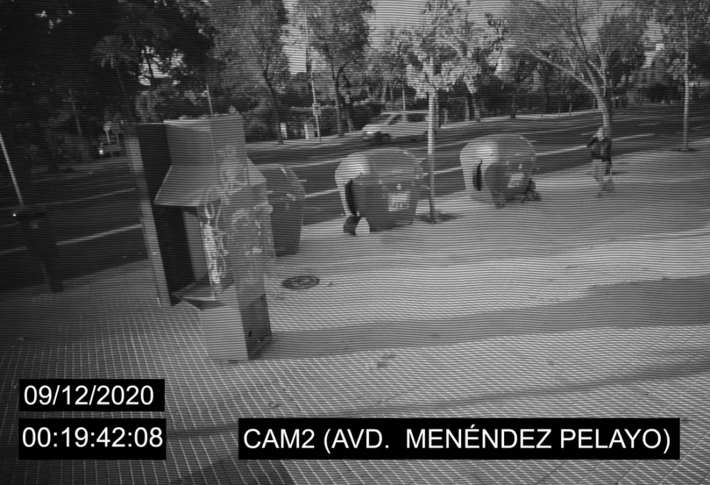 Cámara oculta Lipasam ensucian calle Sevilla, campaña concienciación