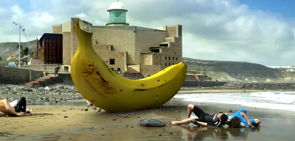 Escultura de plátano gigante en la playa