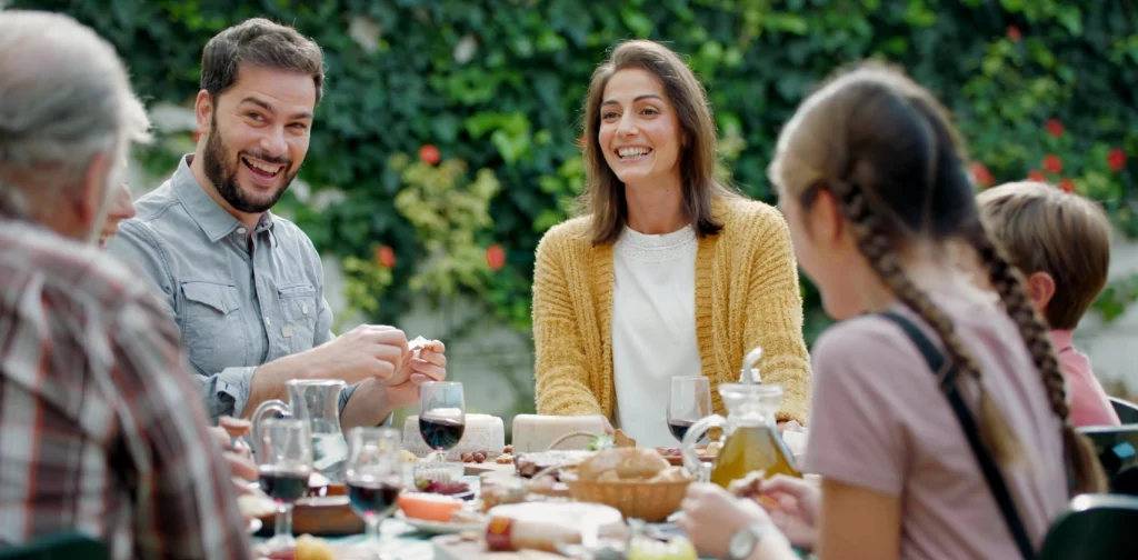 Familia disfrutando productos Alimentos de Extremadura con denominación de origen