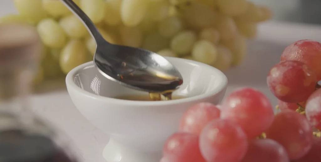 Primer plano de miel y uvas, sabor del sur