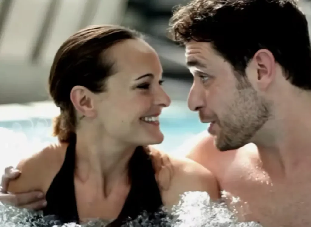 Pareja sonriente relajándose en jacuzzi - LEMON AUDIOVISUAL