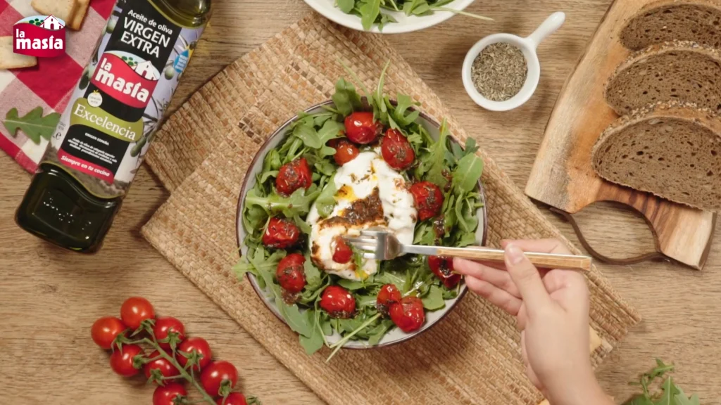 Ensalada fresca con burrata, tomates cherry y aceite de oliva virgen extra La Masia