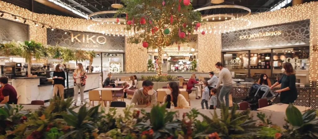 Ambiente navideño en Fashion Outlet Sevilla, campaña Love Christmas