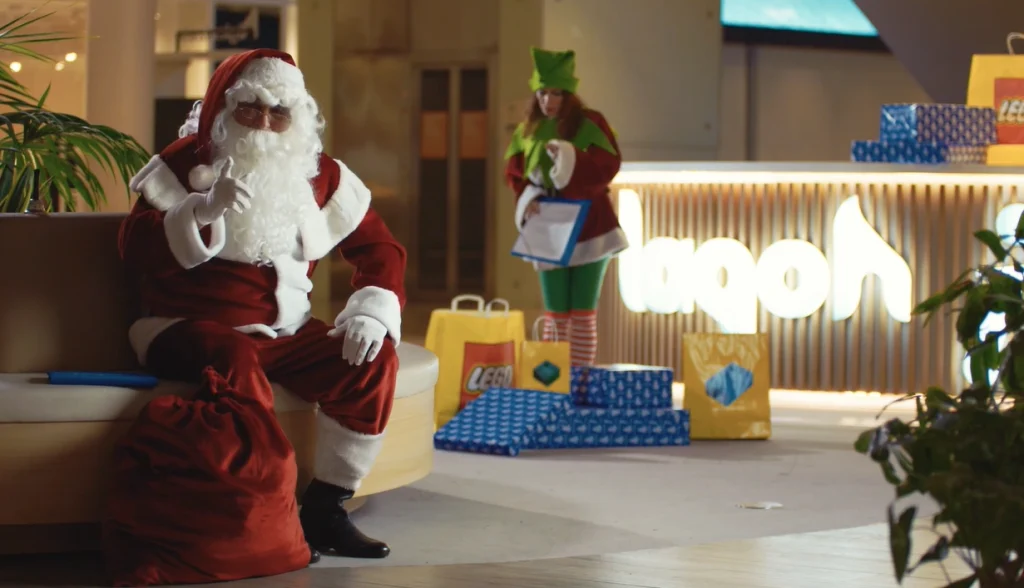 Santa Claus y elfo en Centro Comercial Lagoh Sevilla, Navidad 2021