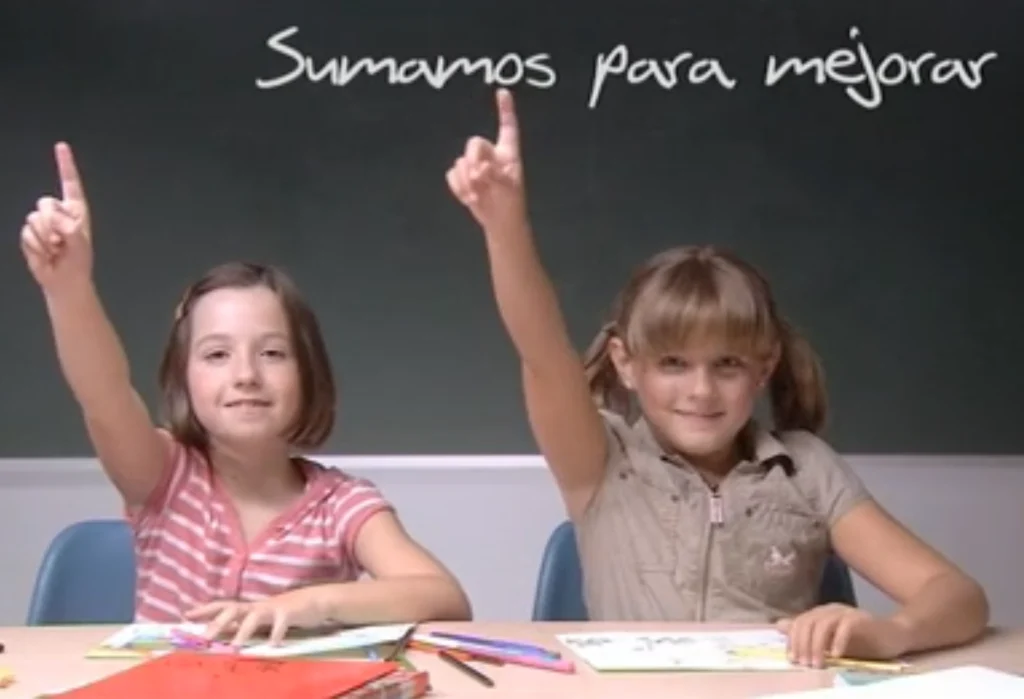 Niñas levantando la mano en clase, campaña escolar Junta de Andalucía
