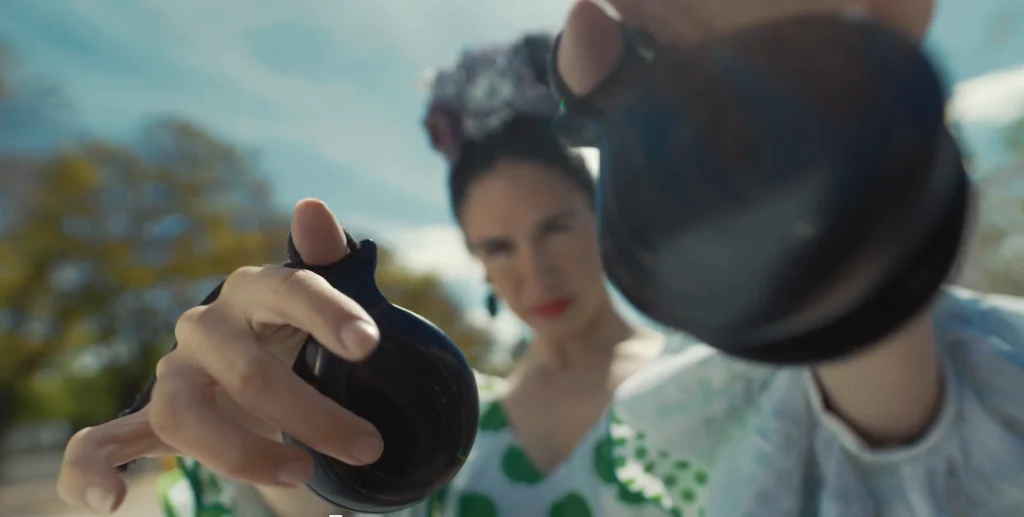 Manos tocando castañuelas en la Feria de Abril de Sevilla, Tussam